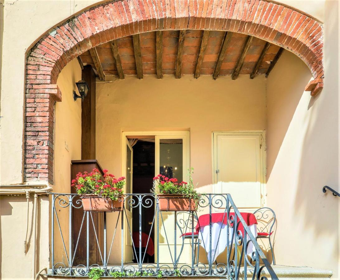 Antica Residenza Santa Chiara -City Center لوكا المظهر الخارجي الصورة