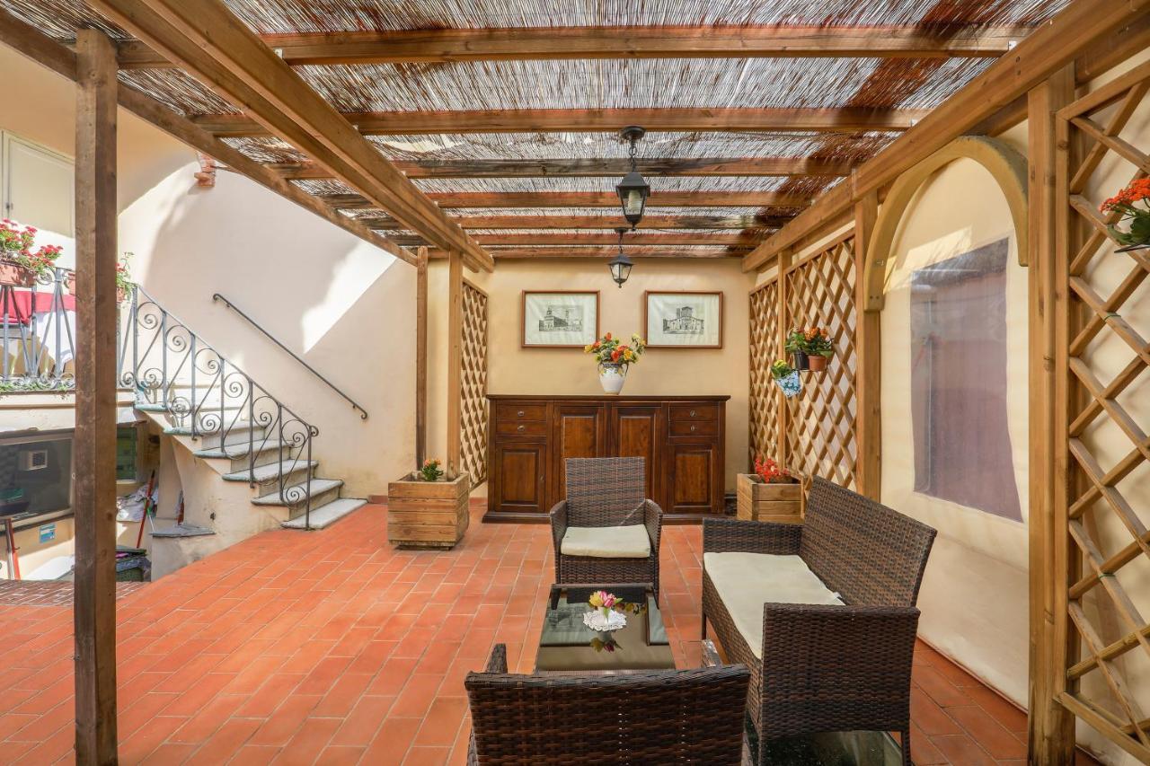 Antica Residenza Santa Chiara -City Center لوكا المظهر الخارجي الصورة