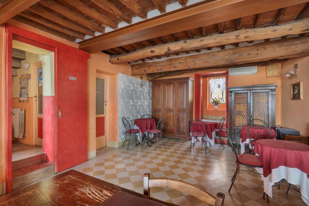 Antica Residenza Santa Chiara -City Center لوكا المظهر الخارجي الصورة