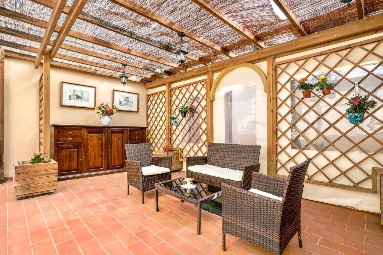 Antica Residenza Santa Chiara -City Center لوكا المظهر الخارجي الصورة
