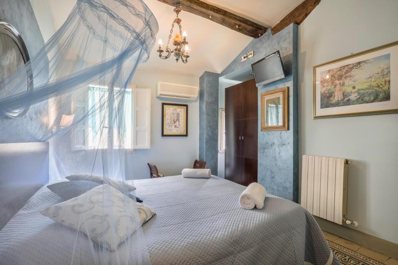 Antica Residenza Santa Chiara -City Center لوكا المظهر الخارجي الصورة