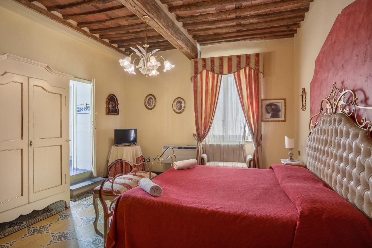 Antica Residenza Santa Chiara -City Center لوكا المظهر الخارجي الصورة