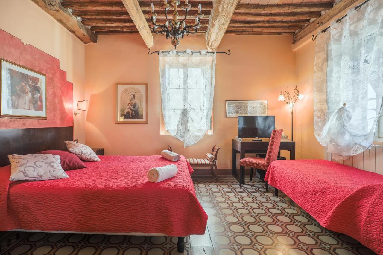 Antica Residenza Santa Chiara -City Center لوكا المظهر الخارجي الصورة