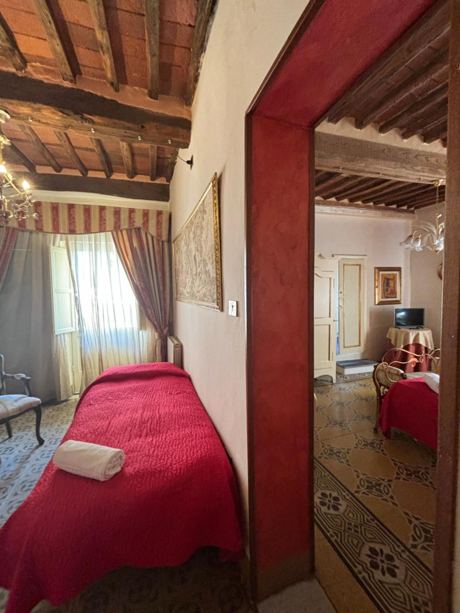 Antica Residenza Santa Chiara -City Center لوكا المظهر الخارجي الصورة