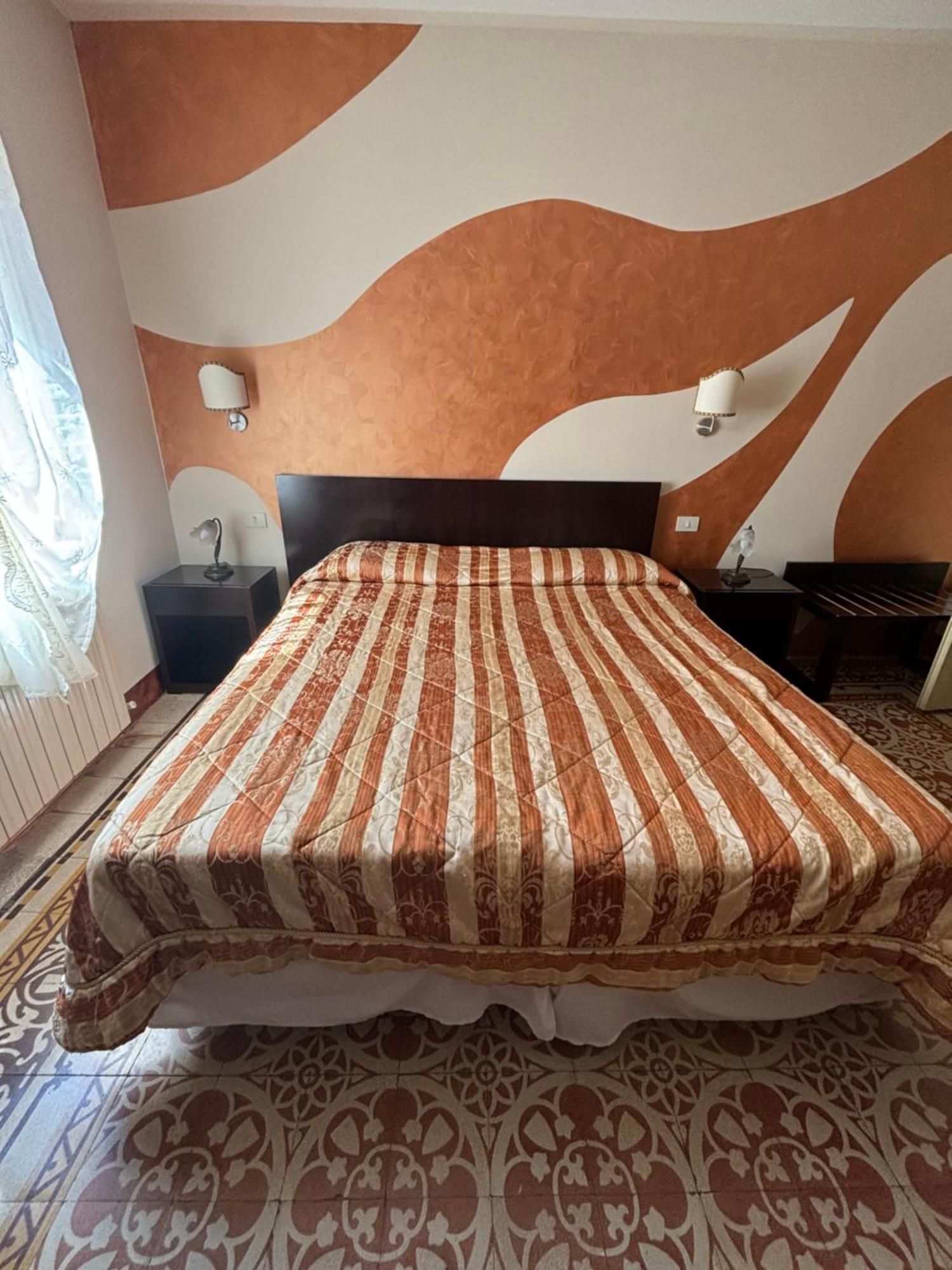 Antica Residenza Santa Chiara -City Center لوكا المظهر الخارجي الصورة