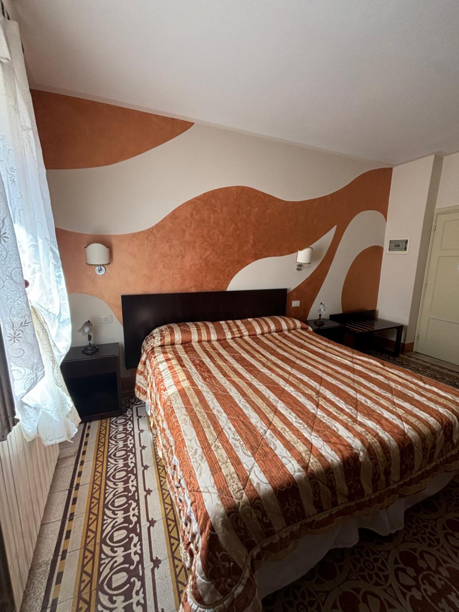 Antica Residenza Santa Chiara -City Center لوكا المظهر الخارجي الصورة