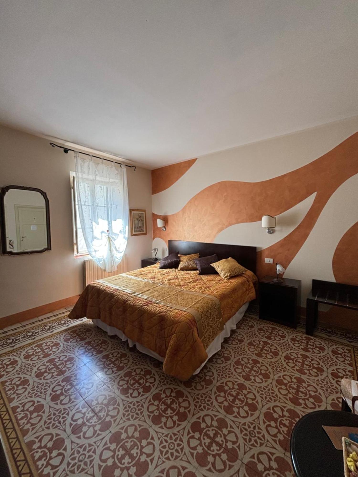 Antica Residenza Santa Chiara -City Center لوكا المظهر الخارجي الصورة