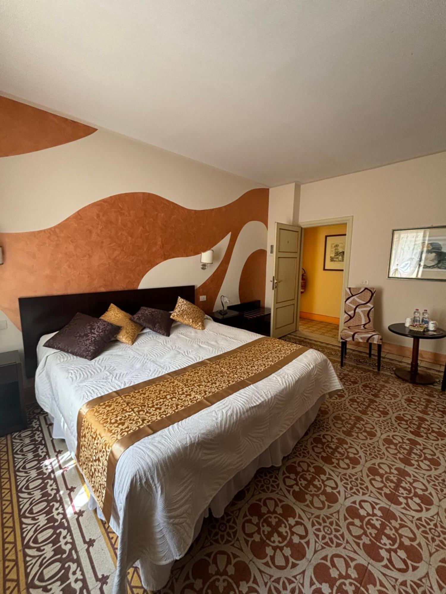 Antica Residenza Santa Chiara -City Center لوكا المظهر الخارجي الصورة