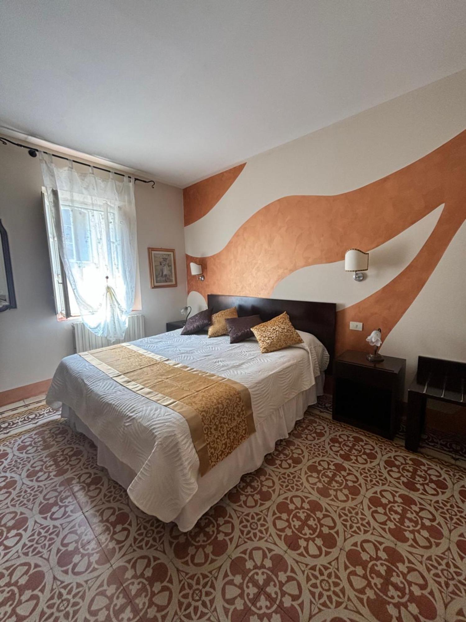 Antica Residenza Santa Chiara -City Center لوكا المظهر الخارجي الصورة