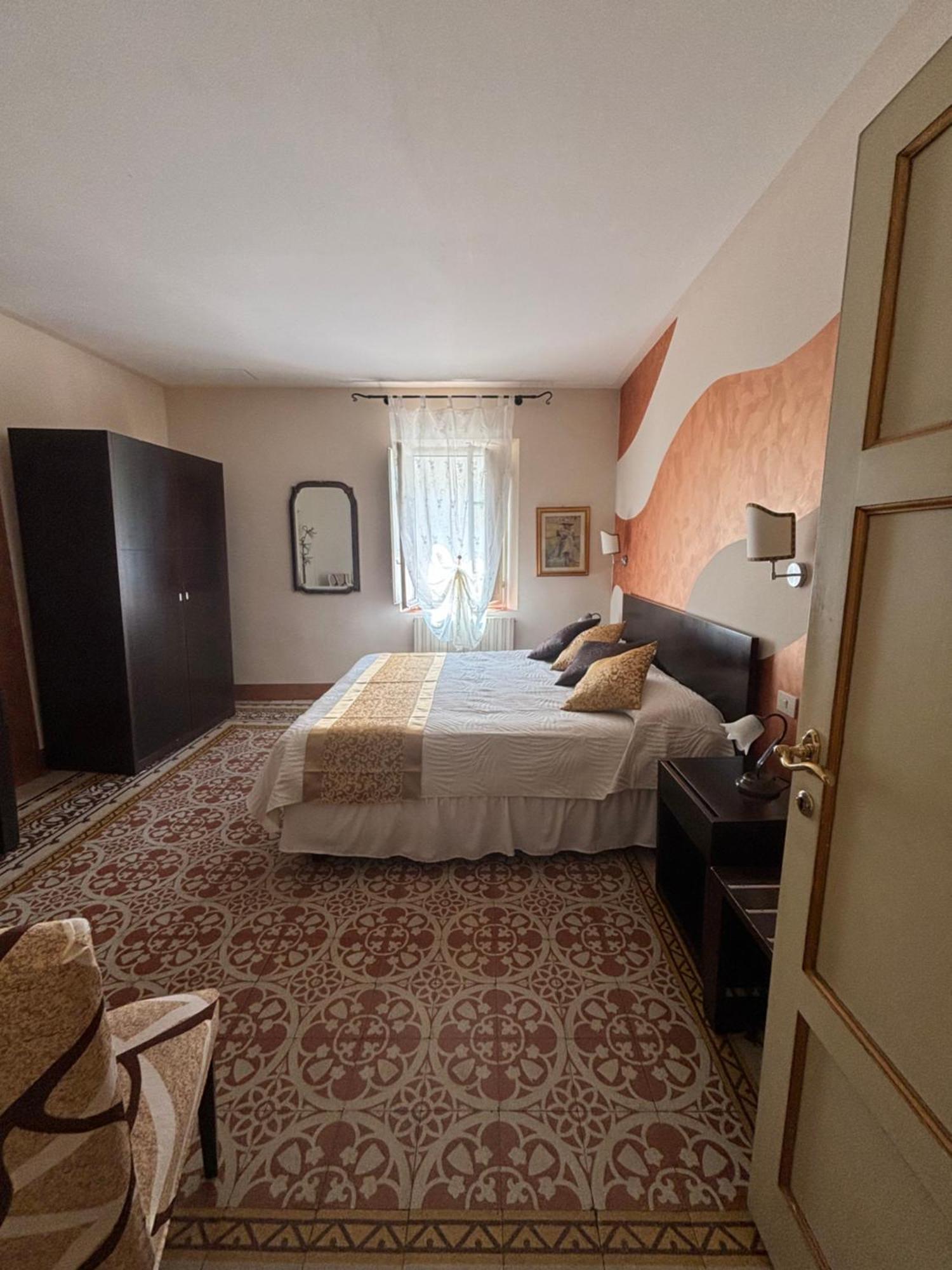 Antica Residenza Santa Chiara -City Center لوكا المظهر الخارجي الصورة