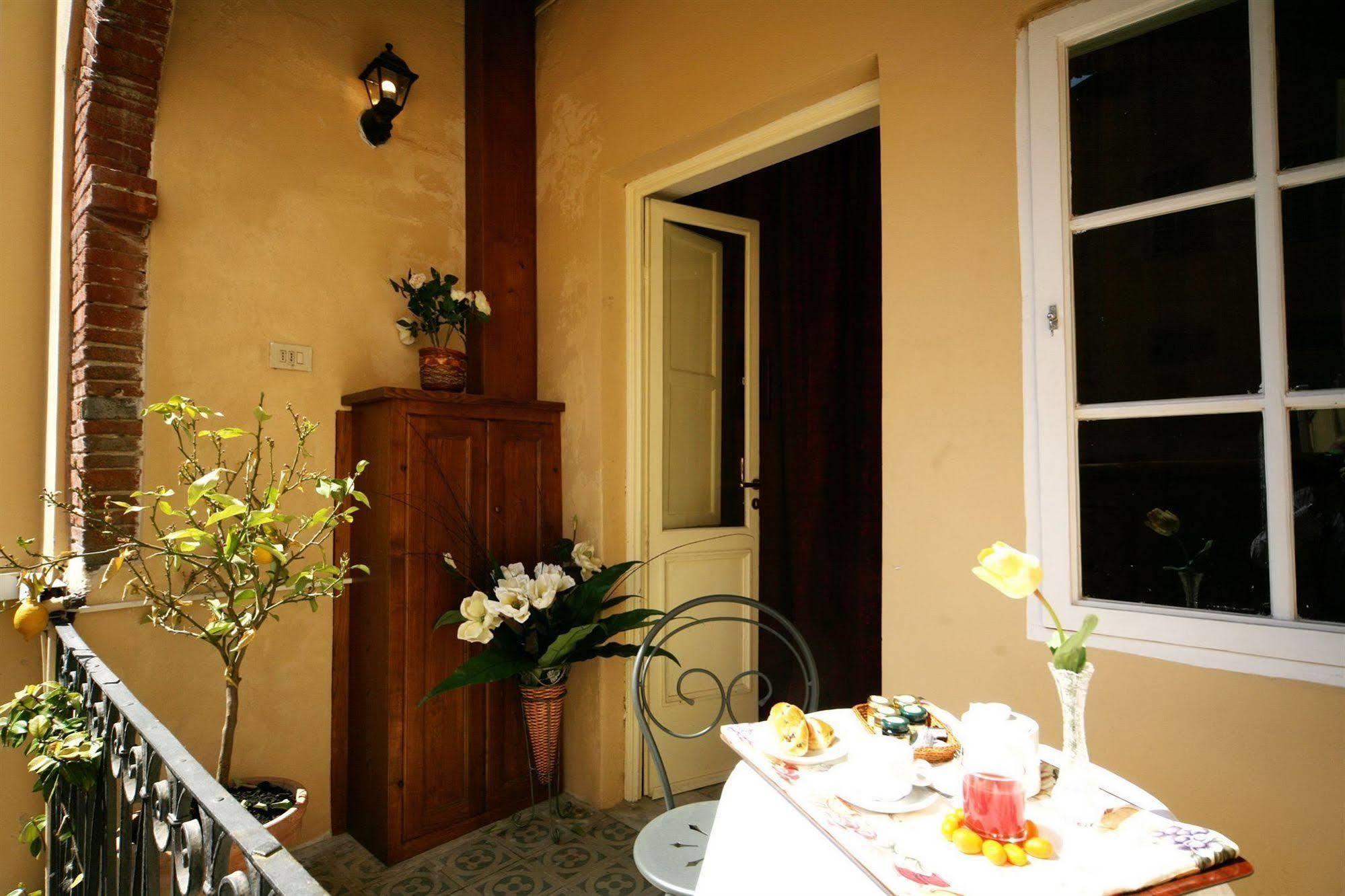 Antica Residenza Santa Chiara -City Center لوكا المظهر الخارجي الصورة